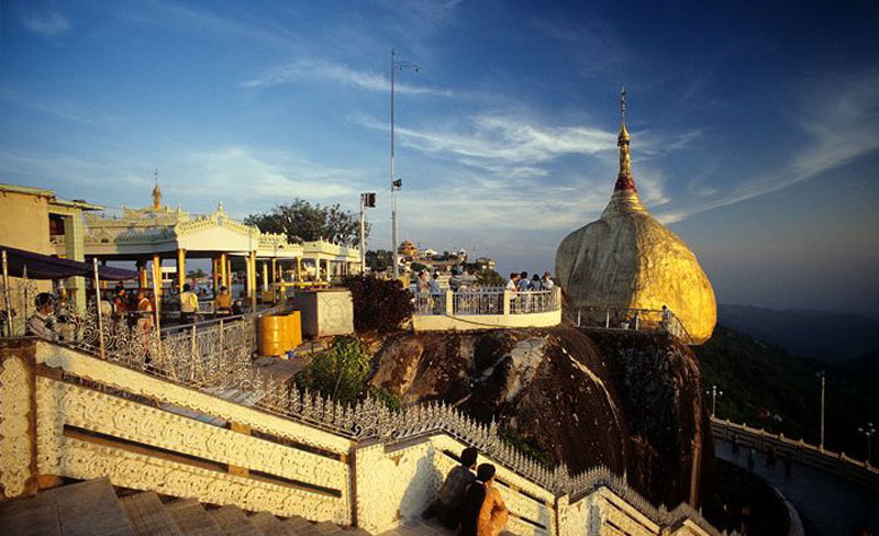 Пагода Чайттийо (анг. Kyaiktiyo Pagoda) — место паломничества и знаменитая буддистская святыня в Мьянме.