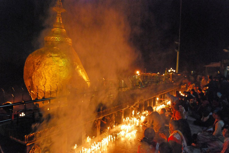 Пагода Чайттийо (анг. Kyaiktiyo Pagoda) — место паломничества и знаменитая буддистская святыня в Мьянме.