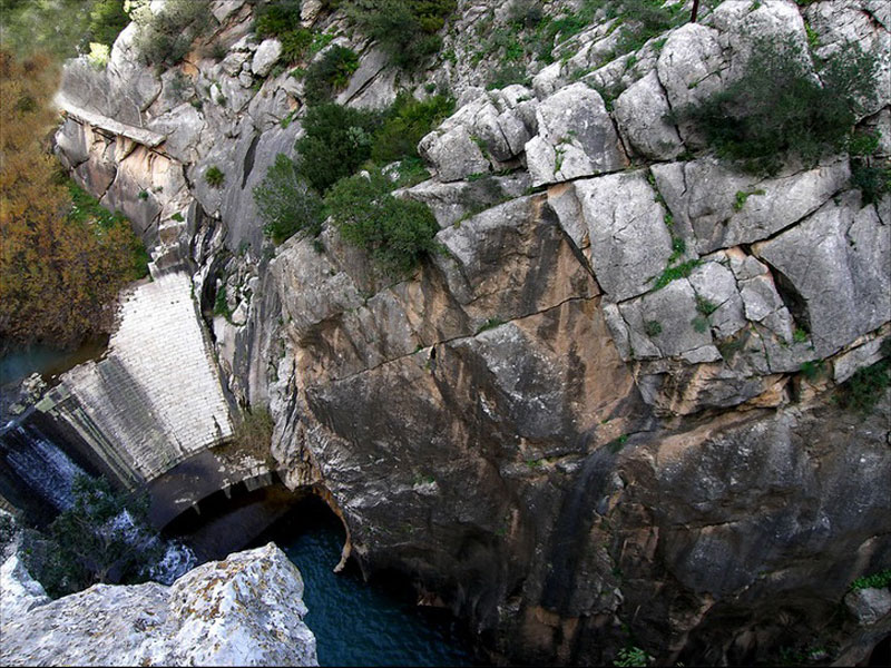 Королевская тропа (исп. El Caminito del Rey) — один из самых опасных туристических маршрутов в мире.