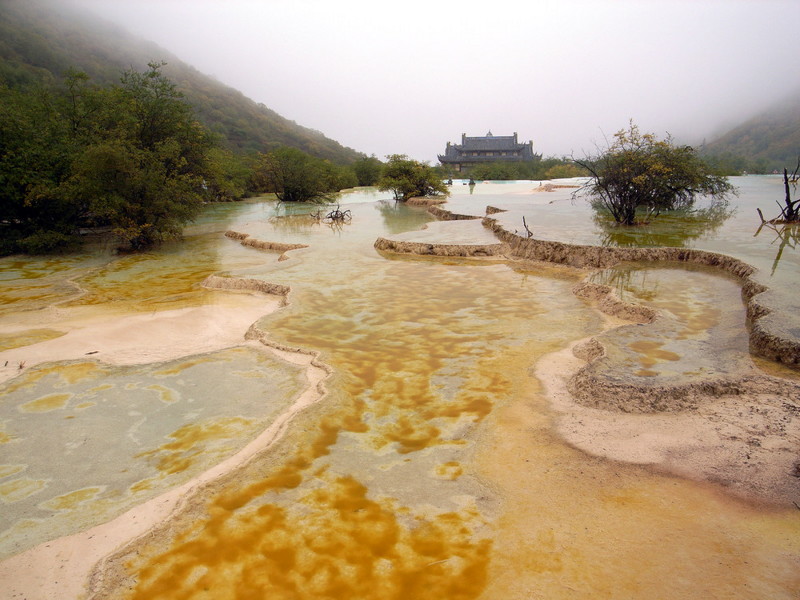 Известняковые бассейны Хуанлун в Китае